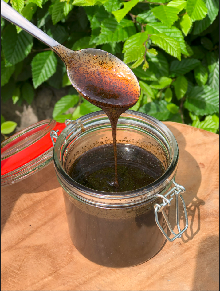 Pâte de vanille Gourmet Cette pâte 3 en 1 est un mélange fin d'extrait naturel, de gousses gourmets et de grains de vanille. A la consistance onctueuse s'ajoutent des notes phénoliques douces et gourmandes légèrement boisées et caramélisées. Elle relève toute l'intensité aromatique typique de la vanille bourbon de Madagascar et offre des visuelles à vos préparations sans en affecter la texture.